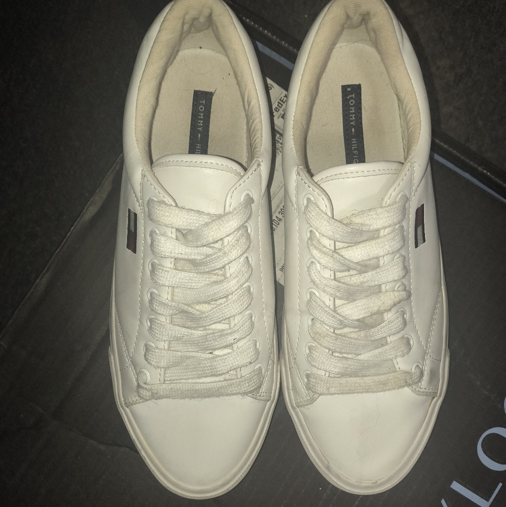 Tommy Hilfiger Leather Sneaker 8.5